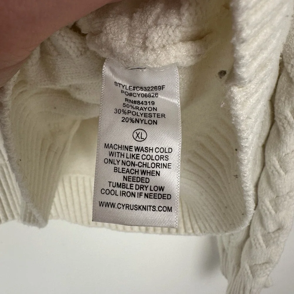 Cyrus Sweater‎ Size XL Cream Cropped Cable Knit Cozy Minimalist Fisherman